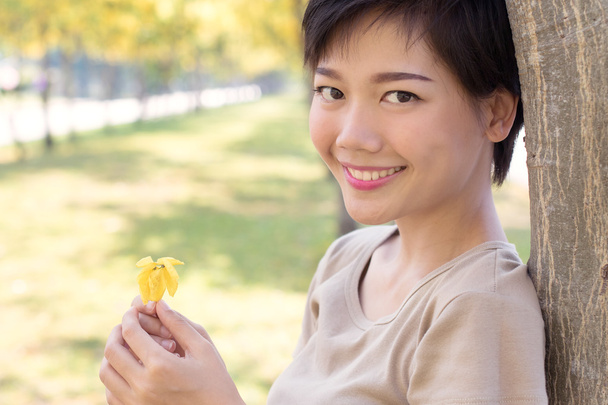 fiatal ázsiai nő, mosolygós arc és relaxin arc közelről - Fotó, kép