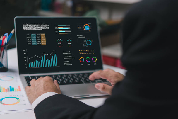 Geschäftsleute nutzen Technologie, um Datenanalyse-Dashboard-Bericht Rechnungslegung Finanz- und System-Informationsstrategie Wachstumsplattform Geschäftskonzept zu verwalten. - Foto, Bild