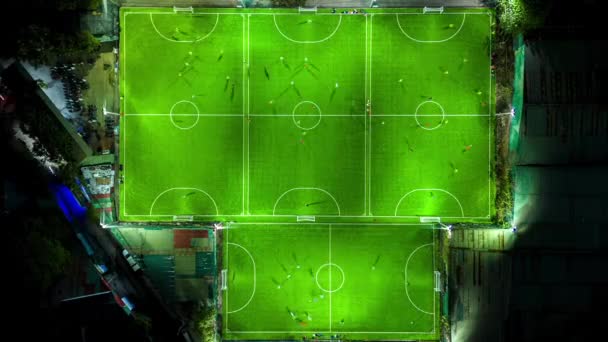 Luchttijd verloop van voetbalvelden tijdens de wedstrijd 's nachts. - Video