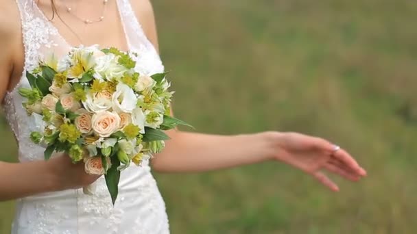 Весільний букет з квітів в руках нареченої
 - Кадри, відео