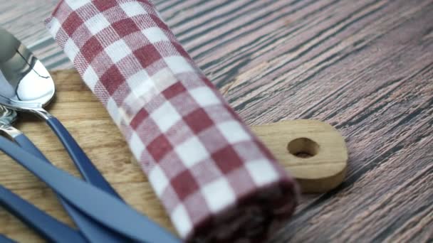  Gabelmesser und Löffel auf einem Tischtuch , - Filmmaterial, Video