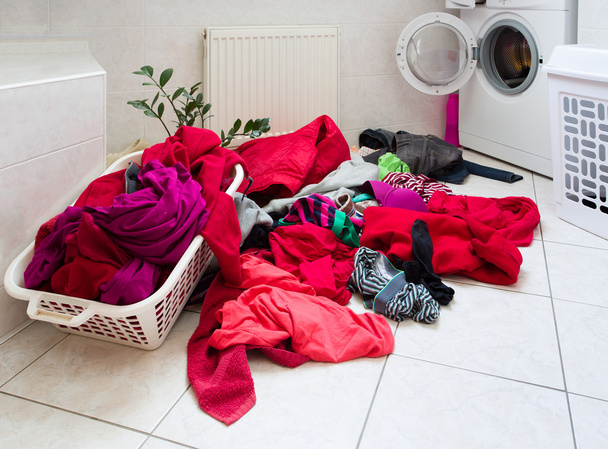 roupas sujas prontas para a lavagem
 - Foto, Imagem