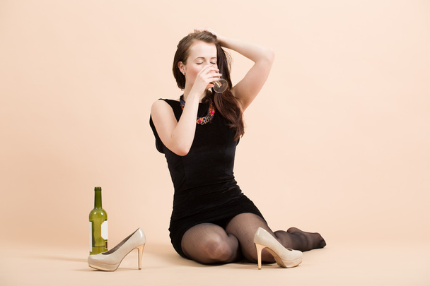 hermosa joven morena sosteniendo una copa de vino blanco
 - Foto, imagen