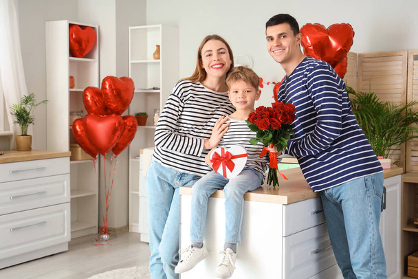Menino com presentes e seus pais na cozinha no Dia dos Namorados - Foto, Imagem