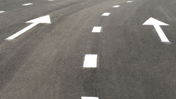 Asfalto estrada e seta sinal na estrada de superfície
 - Foto, Imagem
