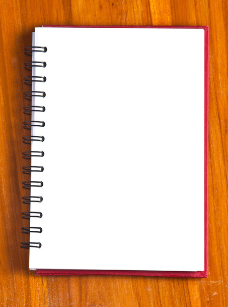 cuaderno en espiral sobre un fondo de madera
  - Foto, imagen