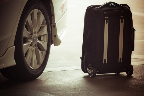 suitcase near a taxi - Foto, afbeelding