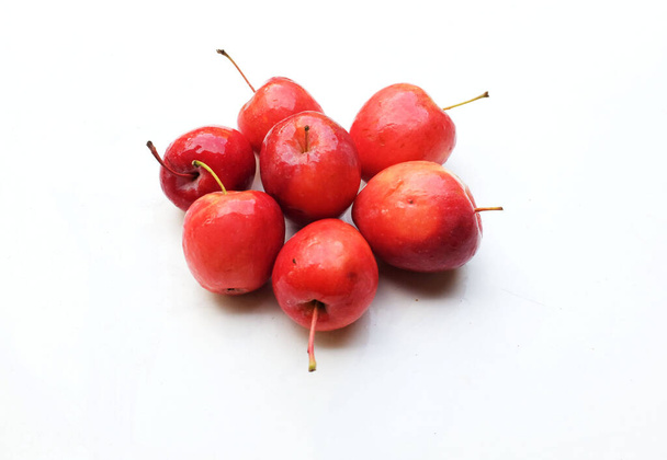 Grupo de manzana enana roja-amarilla madura orgánica fresca, manzanas princesa, manzana, mini manzana, manzana pequeña, manzana cereza, manzanas rojas brillantes con hoja verde aislada sobre fondo blanco. concepto de fruta saludable - Foto, imagen