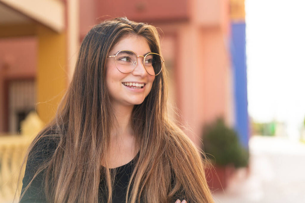 Jeune jolie femme caucasienne Avec des lunettes avec une expression heureuse - Photo, image