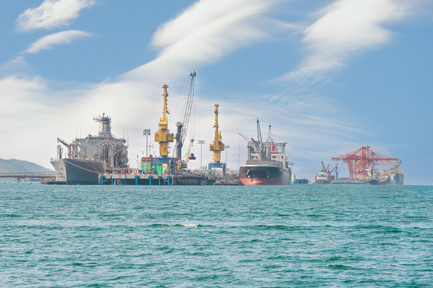 Container Cargo freight ship with working crane bridge in shipya - Φωτογραφία, εικόνα