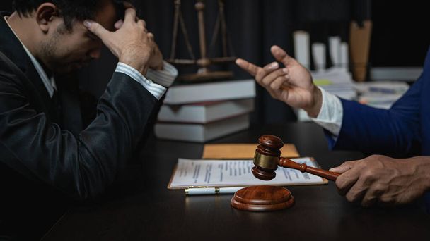 Bir avukat yeni bir müşteriyle görüşüyor. Takım elbiseli ve kravatlı genç bir adam masada oturuyor. Hukuki tavsiyelerinizi paylaşın ve miras sürecinin hukuki ve finansal iş kavramlarını açıklayın - Fotoğraf, Görsel