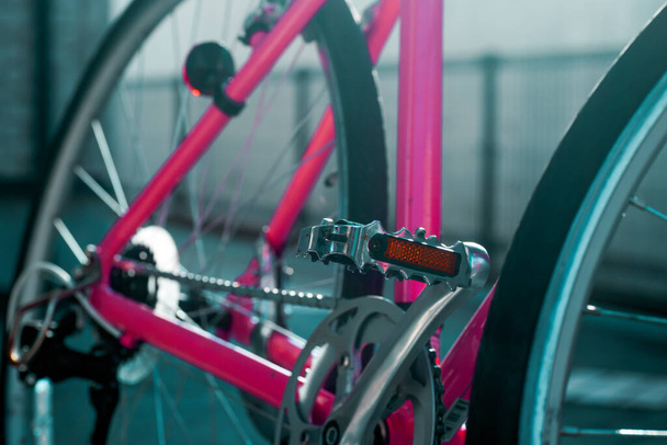Pinkfarbenes Fahrrad-Metallpedal aus nächster Nähe und fokussiert.  - Foto, Bild