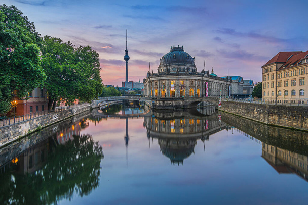 El horizonte de Berlín por la mañana al amanecer. Isla Museo con edificios históricos iluminados y torre de televisión. Río Spree con reflejos. Puentes y senderos a lo largo de la orilla del río - Foto, imagen