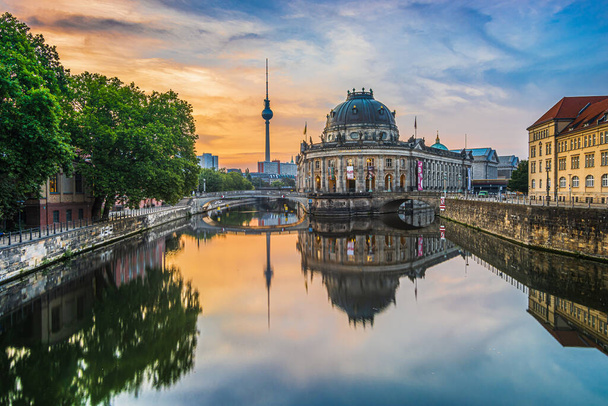 Centro di Berlino con edifici storici e torre televisiva. Skyline della capitale della Germania all'alba in primavera. Riflessioni sulla superficie dell'acqua del fiume Sprea. - Foto, immagini