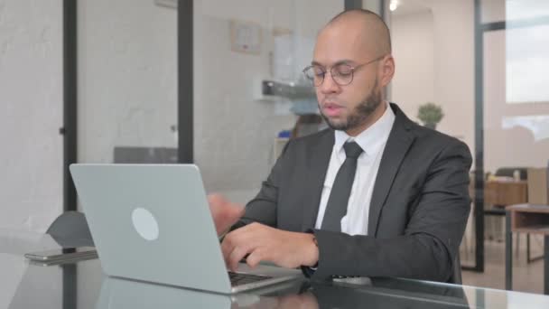 Βήχας Μεικτή Φυλή Επιχειρηματίας Χρησιμοποιώντας Laptop - Πλάνα, βίντεο
