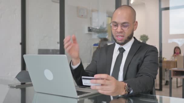 Échec des achats en ligne sur ordinateur portable pour homme d'affaires mixte - Séquence, vidéo