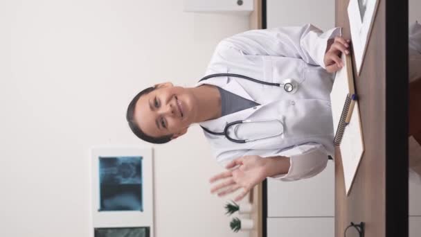 Proveedor Virtual de Salud: doctora, pantalla de video llamada, saludando de la mano a la webcam, ejemplificando el concepto de telesalud.  - Imágenes, Vídeo