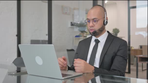 Employé du centre d'appels avec casque Parler avec le client En ligne - Séquence, vidéo