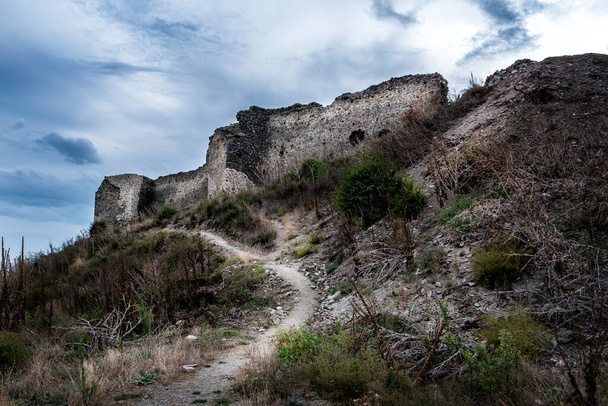 Ruínas de Koprijan (Kurvingrad, Kurvinokape, Korvingrad), fortaleza medieval sérvia, localizada perto de Nis, na parte sul da Sérvia - Foto, Imagem