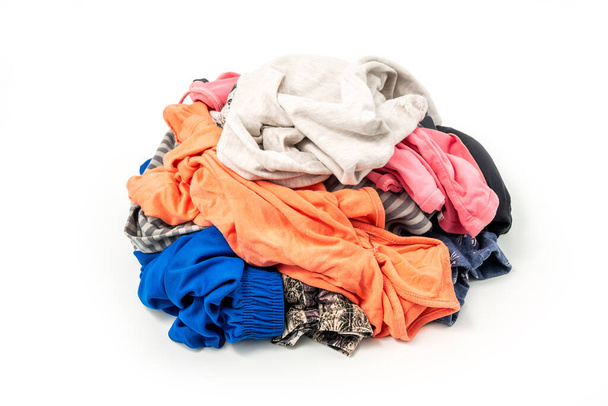 Textile prêt à être recyclé, isolé sur fond blanc. tas de vêtements colorés d'occasion pour le recyclage - Photo, image