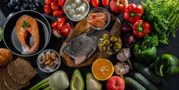 Productos alimenticios que representan la dieta mediterránea y que pueden mejorar el estado general de salud - Foto, Imagen
