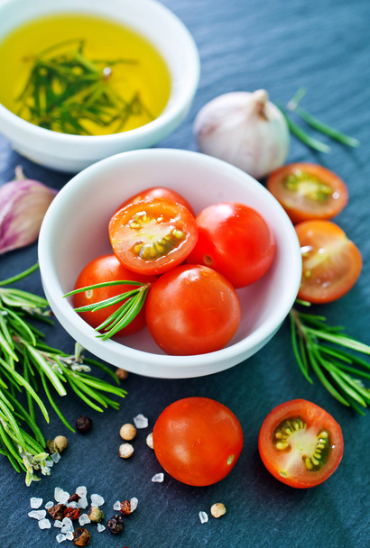 Fresh tomatoes in bowl - Valokuva, kuva