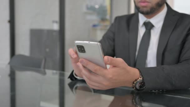 Gros plan de Homme d'affaires utilisant le téléphone, Dactylographie - Séquence, vidéo