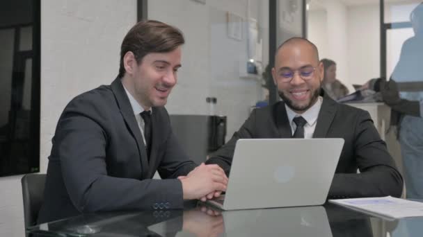 Chat online degli uomini d'affari sul computer portatile al lavoro - Filmati, video