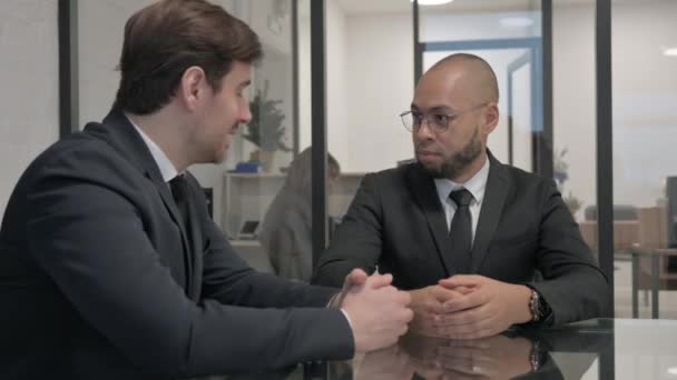Змішана гонка бізнесмен розмовляючи з бізнесменом - Кадри, відео