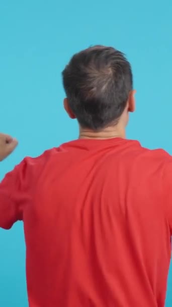 Video in studio met chroma van de achteraanzicht van een man zwaaiend met een Portugese wimpel - Video