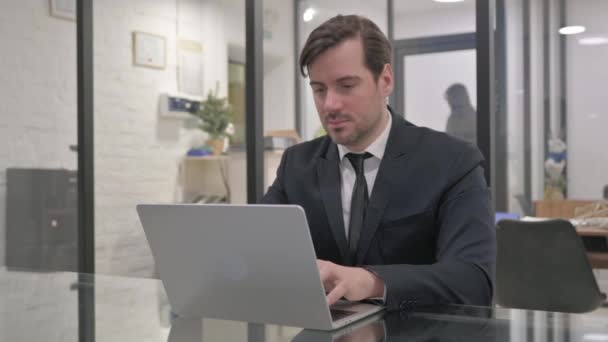 職場における自信ある中年ビジネスマン - 映像、動画