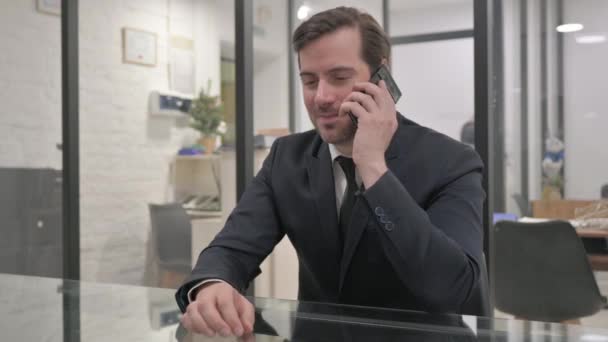 Middeleeuws zakenman in gesprek met de klant over de telefoon, onderhandelingen - Video
