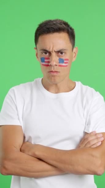 Video ve studiu s chromou důstojného a seriózního muže s vlajkou USA namalovanou na obličeji, důstojně hledícího do kamery - Záběry, video