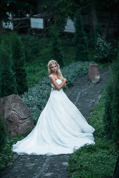 Beautiful bride in the park - Fotoğraf, Görsel