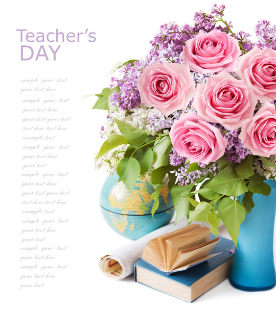 Lehrertag (Sommerblumenstrauß mit Rosen und Astern, Landkarte und Bücher isoliert auf weiß) - Foto, Bild