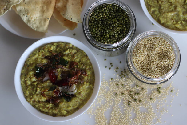 プロゾ・ミレット・キチャディはプロゾ・ミレットとグリーン・ムンビーンズと共に撮影した. 栄養価の高い南インド料理は,サクサクのパパッドと一緒に食べる. 健康意識の高い食品愛好家のための理想的なコンセプト - 写真・画像