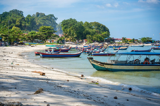 Kalastusveneet merellä ja rannalla George Town kaupungin etäisyydellä Malakan salmen Penang, Malesia. Olen pahoillani. Laadukas kuva - Valokuva, kuva