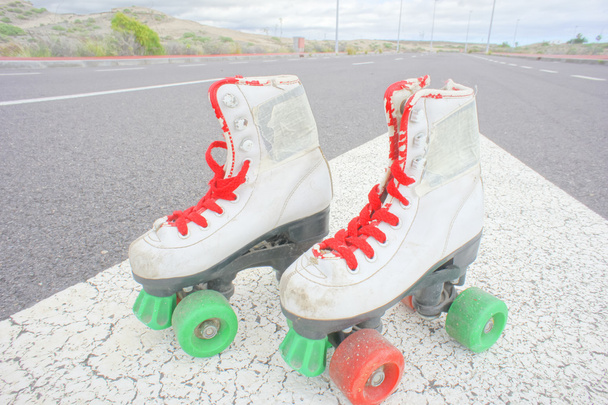 staré vintage bílé skate boty - Fotografie, Obrázek