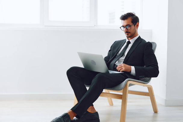 Praca człowiek krzesło pozytywny szef biznes dorosłych technologia szczęśliwy wykonawczy zwycięzca businessman uroczystości biuro przedsiębiorca korporacyjny laptop mężczyźni zawód - Zdjęcie, obraz