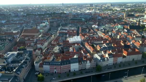 Kodaň shora s kostely, parky a budovami spatřeny. Panorama z Kodaně z Christianshavnu. Pohled shora na město Kodaň. Pěkné domy. Výstřel ze vzdušného letounu. Let dronem  - Záběry, video