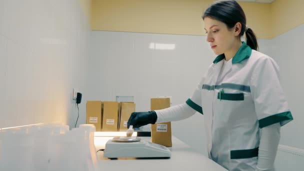 Labortechniker auf Knopfdruck. Labortechniker im weißen Kittel drückt einen Knopf an Laborgeräten - Filmmaterial, Video