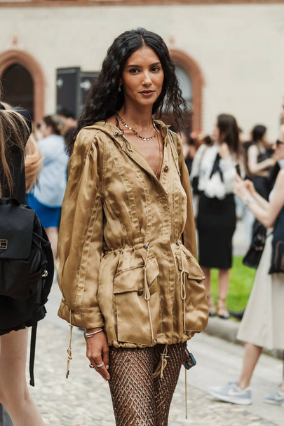 Thayna Soares fuori dalla sfilata Alberta Ferretti durante la Milano Fashion Week Donna Primavera / Estate 2024. - Foto, immagini