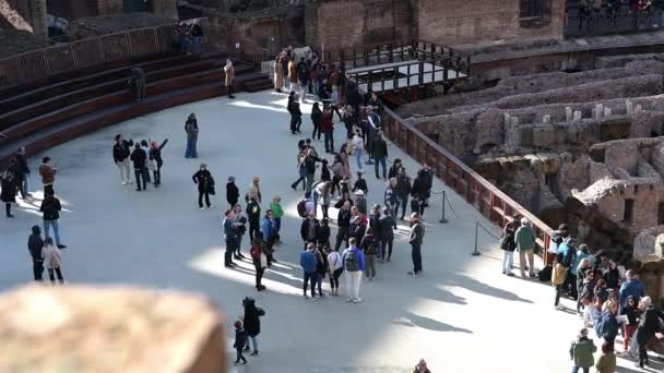 Rome - Latium - Itálie - 11-23-2022: Panoramatická plošina s moderní hladkou podlahou, s mnoha návštěvníky na okraji interiéru Kolosea v Římě, kde se můžete vydat pouze se speciální vstupenkou - Záběry, video