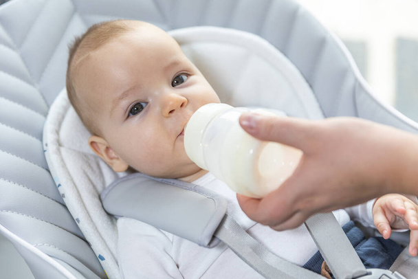 Новорожденный ребенок питьевой воды из бутылки, концепция здравоохранения - Фото, изображение