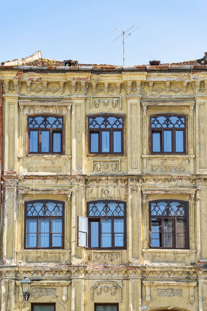 Stary średniowieczny budynek architektury w mieście Brasov, Rumunia. - Zdjęcie, obraz