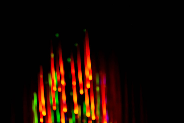 Lámparas abstractas de neón de luz sobre fondo negro efecto borroso. Luz de neón brillante de color oscuro sobre negro - Foto, Imagen