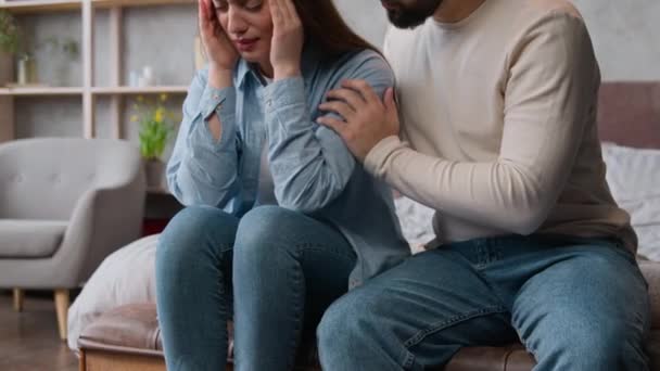 Pár hádka v ložnici smutný uražený žena uražený pláč vztah rozchod vinný muž omluva kavkazský rodina manželka přítelkyně a manžel přítel po konfliktu požádat o odpuštění omluva na posteli - Záběry, video