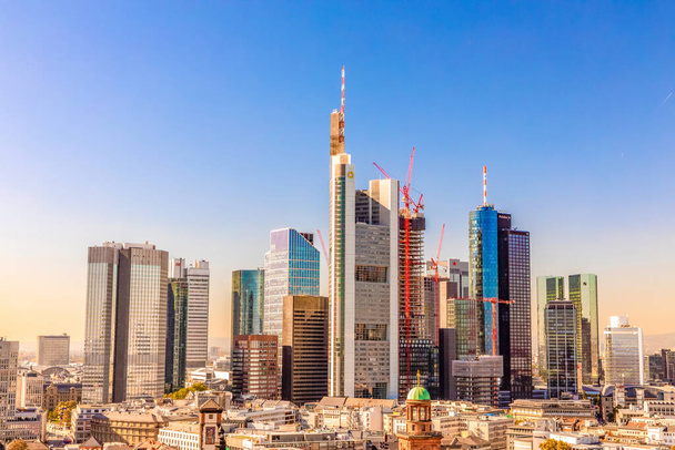 Avrupa, Almanya, Frankfurt am Main, 27 Eylül 2018. Yaz boyunca Kaiserdom, Avrupa Merkez Bankası ve Main Nehri ile Frankfurt 'un eski bir kasabası (Main Tower) yukarıdan görülmektedir. - Fotoğraf, Görsel