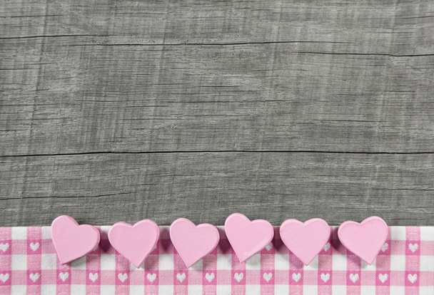 Fundo chique shabby cinza de madeira com corações rosa em um r branco
 - Foto, Imagem