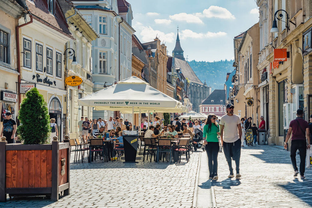 Брашов, Румыния - Сентябрь 02.2023: Туристы и местные жители прогуливаются по пешеходной зоне в старом центре города Брашов. - Фото, изображение